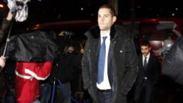 Mario Suárez y Adrián, a su llegada al funeral por Luis Aragonés.