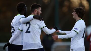 Davinson Sánchez en un partido del Tottenham.