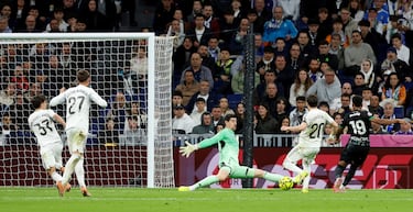 3-1. Error de Eduardo Camavinga en el pase. Grady Diang realiza un pase atrás que espera Rafa Mir en boca de gol y Manuel Ángel, al tratar de despejar, desvía el esférico, toca en el poste y se cuela en la portería de Thibaut Courtois.