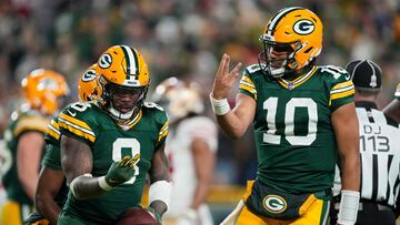 GREEN BAY, WISCONSIN - NOVEMBER 24: Josh Jacobs #8 and Jordan Love #10 of the Green Bay Packers celebrate after scoring a touchdown in the fourth quarter against the San Francisco 49ers at Lambeau Field on November 24, 2024 in Green Bay, Wisconsin. Patrick McDermott/Getty Images/AFP (Photo by Patrick McDermott / GETTY IMAGES NORTH AMERICA / Getty Images via AFP)