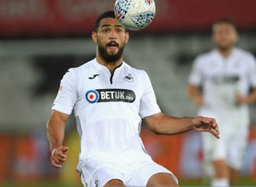 Un caso más de futbolistas con doble nacionalidad. El zaguero central inició su carrera en las fuerzas inferiores del Tottenham y posteriormente pasó por equipos como Sheffield United e Ipswich Town. Tiene 20 años de edad y mide 1.83 metros de estatura.