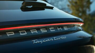 Así luce la parte trasera del Taycan Turbo.