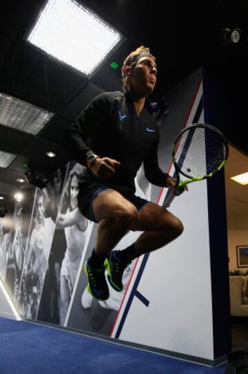 Rafael Nadal se prepara antes de empezar el partido ante Andreas Seppi.