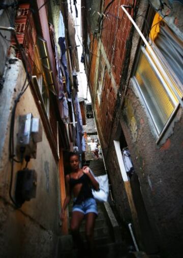 Brasil desplegará tropas federales en Río de Janeiro para ayudar a sofocar una oleada de crímenes violentos tras los ataques de narcotraficantes contra los puestos policiales en tres barrios marginales en el lado norte de la ciudad. A menos de tres meses del Mundial en el que Río acogerá a decenas de miles de aficionados al fútbol. Los ataques han lanzado nuevas dudas sobre los esfuerzos del gobierno para expulsar a las pandillas de los barrios pobres. 