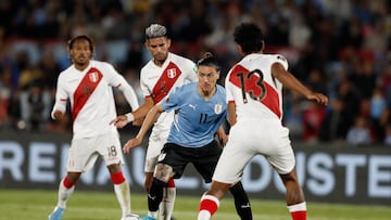 AMDEP8110. MONTEVIDEO (URUGUAY), 24/03/2022.- Darwin Núñez de Uruguay disputa el balón con Renato Tapia (d) de Perú hoy, en un partido por las eliminatorias sudamericanas al Mundial de la FIFA Catar 2022 entre Uruguay y Perú, en el estadio Centenario en Montevideo (Uruguay). EFE/ Matilde Campodónico / POOL
