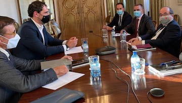 El presidente del CADE, Jorge Garbajosa, y el presidente de ADESP, Jos&eacute; Hidalgo, durante su reuni&oacute;n con el ministro de Cultura y Deporte Miquel Iceta y el secretario de Estado para el Deporte Jos&eacute; Manuel Franco.