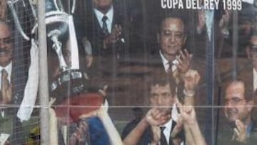 <b>EMERY LA QUIERE. </b>Unai, durante la sesión de ayer, mira a la lona que evoca el título copero de 1999.