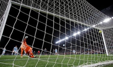 1-2. Federico Valverde controla en la frontal del área y dispara con la derecha. El balón rebota en Marcos Alonso al girarse y desvía la trayectoria engañando a Ionut Ranu.