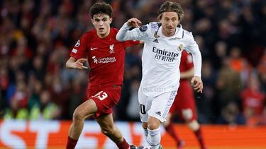 Modric se va de Bajcetic en la jugada del quinto gol del Real Madrid al Liverpool en Anfield.
