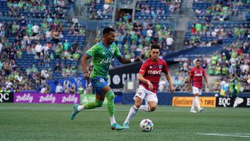 AME6523. DALLAS (ESTADOS UNIDOS), 15/01/2023.- Fotografía cedida por Sounders FC Communications del jugador Alan Velasco (d) durante un partido con el Dallas ante Seattle, el 2 de agosto de 2022. El joven argentino Alan Velasco, que en su primera temporada en la MLS dejó muy buenas sensaciones con el FC Dallas, mostró su ilusión ante la posibilidad de que en un futuro próximo o lejano recale en Estados Unidos su compatriota Leo Messi. EFE/ Mike Fiechtner / Sounders FC Communications/ SOLO USO EDITORIAL/ SOLO DISPONIBLE PARA ILUSTRAR LA NOTICIA QUE ACOMPAÑA (CRÉDITO OBLIGATORIO)