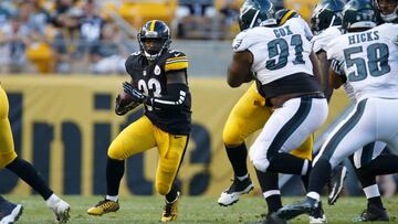 PITTSBURGH, PA - AUGUST 18: Fitzgerald Toussaint #33 of the Pittsburgh Steelers rushes against the Philadelphia Eagles during a preseason game on August 18, 2016 at Heinz Field in Pittsburgh, Pennsylvania.   Justin K. Aller/Getty Images/AFP
 == FOR NEWSPAPERS, INTERNET, TELCOS &amp; TELEVISION USE ONLY ==