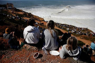 Espectadores contemplan desde el acantilado el show en Praia do Norte, Nazaré (Portugal) el 25 de febrero del 2022.