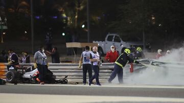 El monoplaza del piloto francés se ha incendiado tras un fuerte impacto en la curva tres del Gran Premio de Bahréin. Romain Grosjean salió por su propio pie del monoplaza. El accidente llegó tras un cambio de dirección del piloto de Haas, en el que se ha tocado con el Alpha Tauri de Kvyat.