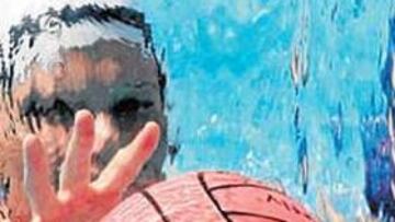 <b>PANTALLA DE AGUA. </b>Miriam López lucha por un balón contra una rival y, también, contra el agua.