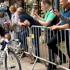 Valverde cumple 39 años en las Ardenas vestido de arcoíris