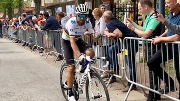 Valverde cumple 39 años en las Ardenas vestido de arcoíris