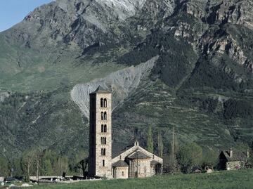 Taüll es un encantador pueblecito de casas de piedra situado en un entorno natural pirenaico de primer orden, encaramado en el célebre valle de La Vall de Boí. Los paisajes del Parc Nacional d'Aigüestortes i Estany de Sant Maurici (Parque Nacional de Aigüestortes y Lago de Sant Maurici) son fabulosos, además de un escenario ideal para las actividades de turismo activo y los deportes de montaña, pero todavía los superan las iglesias románicas de Santa María y de San Clemente, ambas del siglo XII y declaradas Patrimonio de la Humanidad.