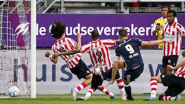Rotterdam (Netherlands), 18/05/2025.- Luuk de Jong of PSV Eindhoven scores the 1-2 during the Dutch Eredivisie match between Sparta Rotterdam and PSV at Sparta Stadion Het Kasteel in Rotterdam, Netherlands, 18 May 2025. (Países Bajos; Holanda) EFE/EPA/BAS CZERWINSKI