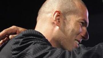 <b>ÍDOLOS.</b> Zidane y Francescoli presentaron la nueva camiseta de River en Argentina.