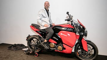 Marco Melandri en un evento de Soriano Motori.