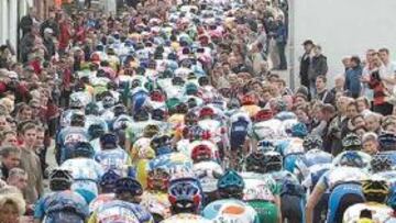 <b>EL PAÍS DE LAS CLÁSICAS. </b>El pelotón afrontó las doce cotas de la Lieja-Bastoña-Lieja ante un público belga que abarrotó las carreteras.