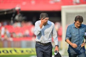 Sale molesto de la cancha cuando su equipo no consigue buenos resultados.