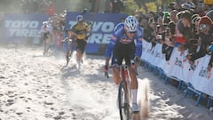 Mathieu Van der Poel y Wout Van Aert, durante la disputa de la Copa del Mundo de Ciclocross 2023 de Benidorm.