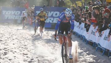 Mathieu Van der Poel y Wout Van Aert, durante la disputa de la Copa del Mundo de Ciclocross 2023 de Benidorm.