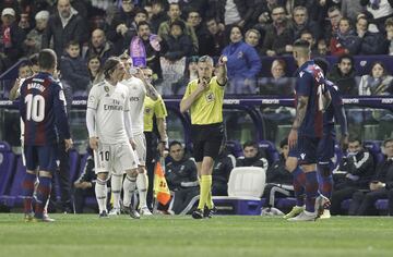 El árbitro Iglesias Villanueva, tras visualizar la jugada desde el VAR, pita penalti a favor del Real Madrid.  