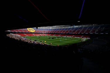 Vista general del Camp Nou viendo desde tribuna a los jugadores del FC Barcelona durante el entrenamiento tras la reapertura del Spotify Camp Nou.