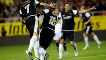 Eliseu celebra el segundo gol del M&aacute;laga con Joaqu&iacute;n.