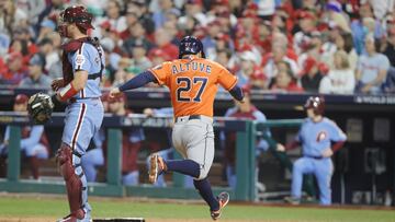 Philadelphia (United States), 03/11/2022.- Houston Astros baserunner Jose Altuve scores on batter Yordan Alvarez' RBI groundout against the Philadelphia Phillies in the top of the eighth inning of game five of the World Series at Citizens Bank Park in Philadelphia, Pennsylvania, USA, 03 November 2022. (Estados Unidos, Filadelfia) EFE/EPA/JASON SZENES