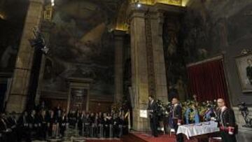<b>EL 'SALÓ SANT JORDI'. </b>El Palau de la Generalitat acogió la despedida de Juan Antonio Samaranch. Dos Mossos vestidos de gala le escoltaron.