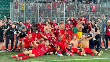 El FC Vaduz celebra la clasificación a la Conference League con los aficionados que se desplazaron a Viena @VaduzFC