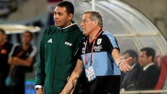 Uruguay&#039;s coach Oscar Tabarez (R) is pictured during the 2018 FIFA World Cup qualifier football match against Chile in Santiago, on November 15, 2016. / AFP PHOTO / Claudio Reyes