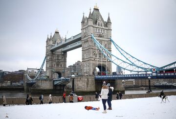 La gente disfruta de la nieve a pesar de las bajas temperaturas que están padeciendo. 