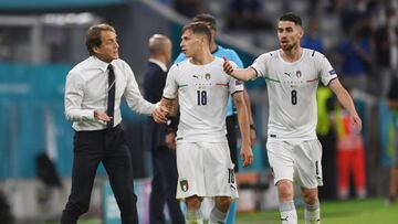 Soccer Football - Euro 2020 - Quarter Final - Belgium v Italy - Football Arena Munich, Munich, Germany - July 2, 2021 Italy coach Roberto Mancini speaks with Nicolo Barella and Jorginho Pool via REUTERS/Andreas Gebert