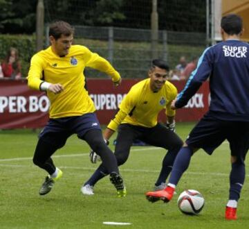 Primer entrenamiento de Iker Casillas con su nuevo equipo, el Oporto.