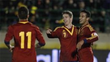 Thiago y Muniain celebran un gol de la Sub-21 a Noruega.