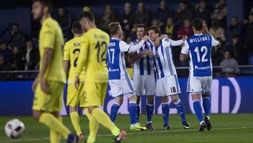 GRA334. VILA-REAL (CASTELLÓN), 11/01/2017.- El delantero de la Real Sociedad Mikel Oyarzabal (2d) celebra con sus compañeros el gol marcado, el primero del equipo ante el Villarreal, durante el partido de vuelta de octavos de final de la Copa del Rey que se juega hoy en el estadio de El Madrigal. EFE/Domenech Castelló