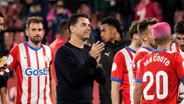 GIRONA, 17/01/2024.- El entrenador del Girona, Míchel Sánchez (c), al término del partido de los octavos de final de la Copa del Rey de fútbol que Girona FC y Rayo Vallecano han disputado hoy miércoles en el Estadio Municipal de Montilivi. EFE/David Borrat
