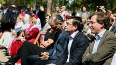 (I-D) El secretario general de VOX, Javier Ortega Smith; el concejal presidente de Carabanchel, &Aacute;lvaro Gonz&aacute;lez; y el alcalde de Madrid, Jos&eacute; Luis Mart&iacute;nez-Almeida, en la presentaci&oacute;n de la programaci&oacute;n de las Fie