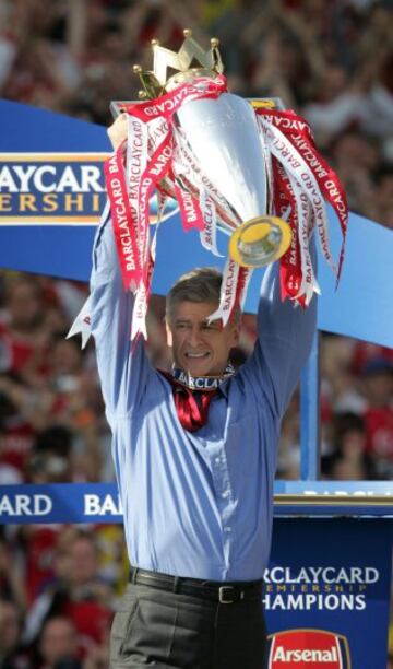 2004. Arsene Wenger levanta el trofeo que acredita al Arsenal campeón de la Premier League.