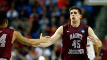 Halil Kanacevic choca con un compañero durante su etapa en Saint Joseph's.