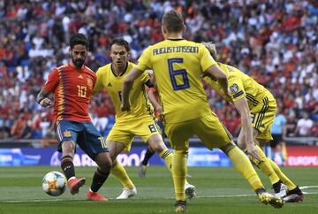 Isco y Albin Ekdal.