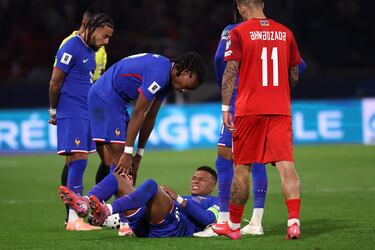 El capitán de Francia se echa el suelo, algo dolorido.