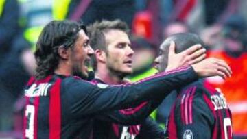 <b>GOLEADOR. </b>Maldini y Beckham felicitan a Seedorf por su tanto.