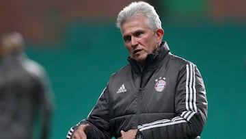 GLASGOW, SCOTLAND - OCTOBER 30: Jupp Heynckes, Manager of Bayern Muenchen gives his team instructions during the Bayern Muenchen Training Session prior to the Group B UEFA Champions League match between Celtic and Bayern Muenchen at Celtic Park on October 30, 2017 in Glasgow, Scotland. (Photo by Ian MacNicol/Getty Images)