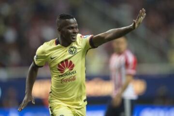 Darwin dedica a la banca el gol que anotó.