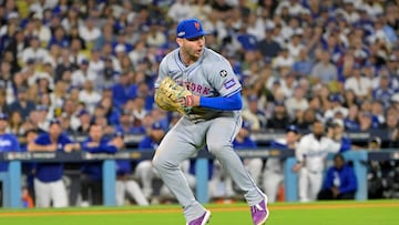 Oct 20, 2024; Los Angeles, California, USA; New York Mets first baseman Pete Alonso (20) fields the ball hit by Los Angeles Dodgers second baseman Chris Taylor (not pictured) in the sixth inning during game six of the NLCS for the 2024 MLB playoffs at Dodger Stadium. Mandatory Credit: Jayne Kamin-Oncea-Imagn Images